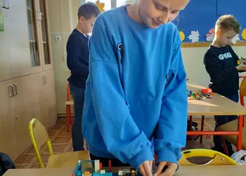 Patrycja buduje domek z klockow LEGO