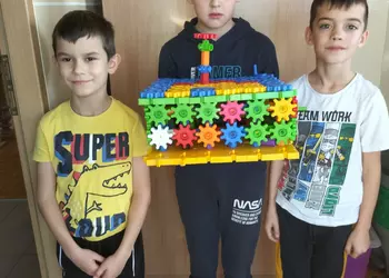 Trzech uczniów ze swoimi konstrukcjami