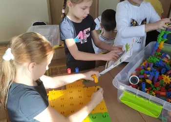 Uczennice klasy 2 podczas tworzenia konstrukcji