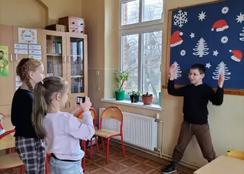 Uczniowie wykonują sobie zdjęcia