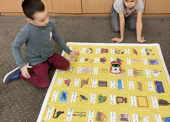 Uczniowie podczas zajęć logopedycznych