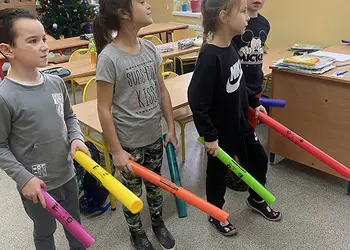 Uczniowie grają na bum bum rurkach piosenki świąteczne