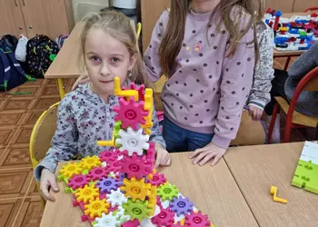 Dziewczynki z oddziału przedszkolnego ze swoją budowlą z klocków Korbo