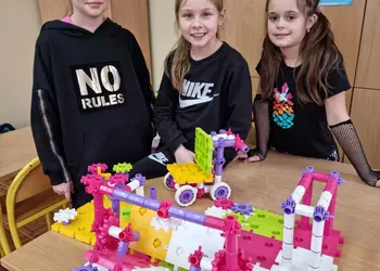 Uczennice klasy 2 i 3 ze swoją budowlą z klocków Korbo