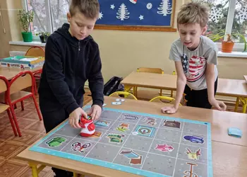Uczniowie podczas zabawy robotem Super Doc