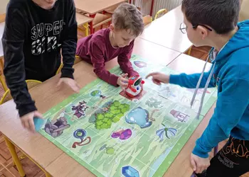 Uczniowie podczas zabawy robotem Super Doc