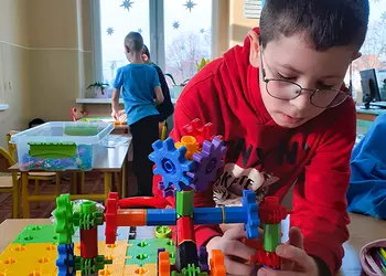 Uczeń kl. 3W zaangażowany w konstruowanie własnej budowli