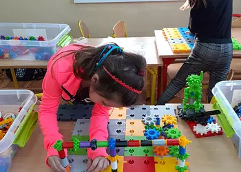 Uczennice kl. 2W w trakcie pracy nad wesołym miasteczkiem