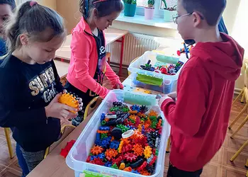 Uczniowie kl. 2W i 3W rozpoczynający pracę z klockami Korbo