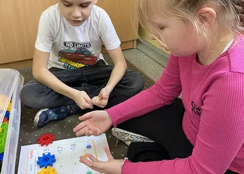 Piotr i Zuzia podczas wykonywania zadań matematycznych