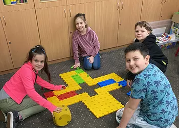Uczniowie kl.2 grają w grę wykonaną z klocków Korbo