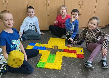 Uczniowie kl.2 podczas gry w Chińczyka