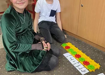 Maja i Dominik wykonują ćwiczenia ortograficzne