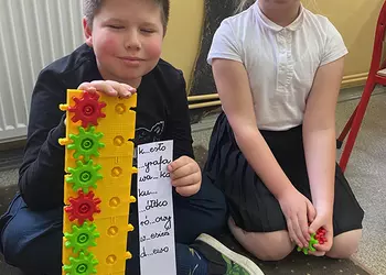 Dawid i Zuzia podczas wykonywania zadań ortograficznych