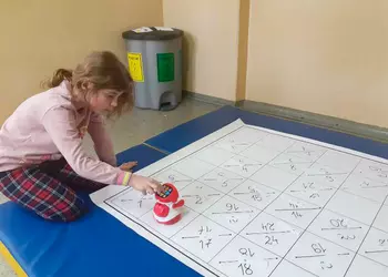 Maja podczas zabawy robotem SUPER DOC