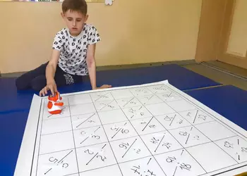 Nikodem podczas zabawy robotem SUPER DOC