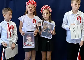 Patrycja i Agata śpiewają piosenkę Konstytucja 3 maja