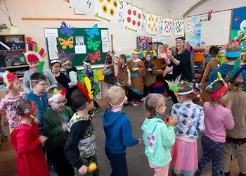 Wspólna zabawa podczas obchodów Dnia Patrona