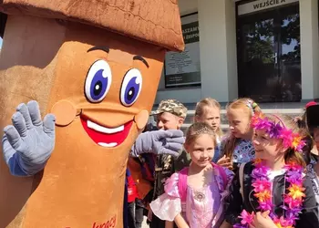 Maskotka wiatrak Pankracy wita się z uczniami z naszej szkoły