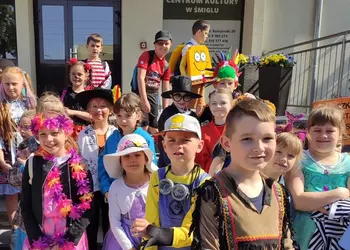 Poprzebierani uczniowie przez Centrum Kultury w Śmiglu