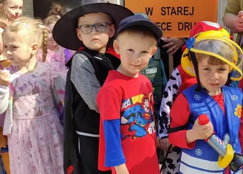 Przedszkolaki w oczekiwaniu na wymarsz korowodu