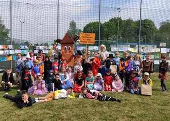 Uczestnicy imprezy edukacyjno integracyjnej W Krainie Baśni i Bajek