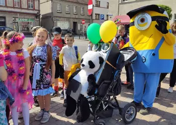 Uczestnicy korowodu na rynku w Śmiglu