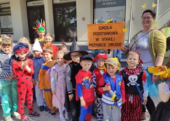 Uczestnicy korowodu przebierańców