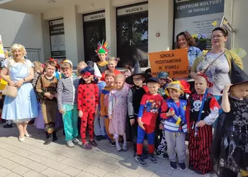 Uczestnicy korowodu przebierańców przed Centrum Kultury w Śmiglu