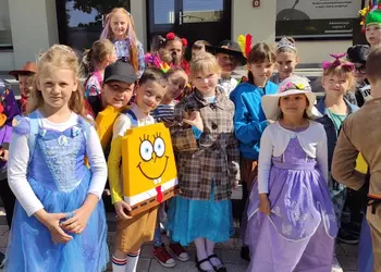 Uczniowie oczekujący na wymarsz korowodu