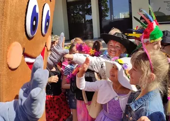 Uczniowie witają się z maskotką wiatrakiem Pankracym