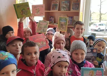 Pierwszoklasiści w bibliotece