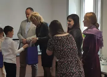 Bruno otrzymujący nagrodę od Burmistrz Śmigla