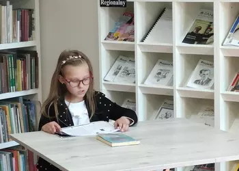 Lilianna czytająca fragment książki