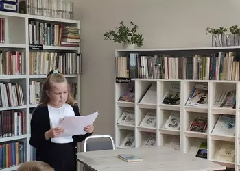Zuzanna czytająca fragment książki