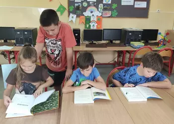 Uczniowie czytający swoje książki autorstwa Marcina Kozioła