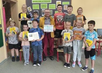 Uczniowie klasy trzeciej filii w Wonieściu z pisarzem Marcinem Koziołem