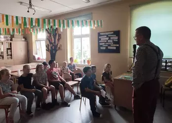 Uczniowie podczas spotkania z pisarzem Marcinem Koziołem