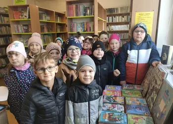 Uczniowie klasy 1a w bibliotece szkolnej