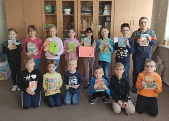 Uczniowie klasy 1a z wypożyczonymi książkami