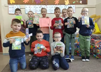 Uczniowie klasy 1b z wypożyczonymi książkami