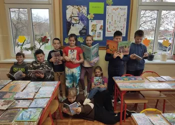 Uczniowie z nowymi książkami